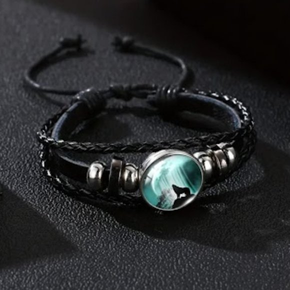 Wolf In the Moonlight Handmade PU Leather Bracelet Green with Howling Wolf - Picture 2 of 3